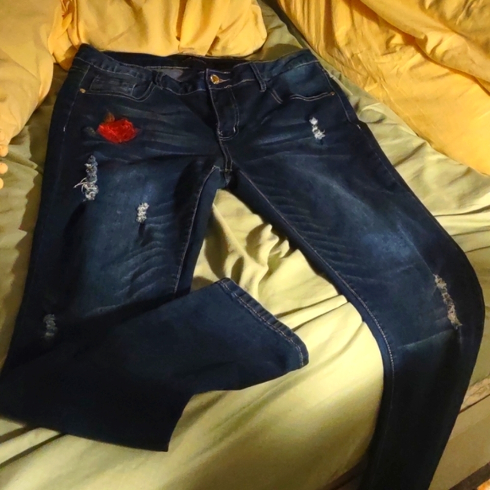 ☀️💥☀️💃STRETCH DARK JEANS WTH 🌹 ROSE embroidered front & back. 🌹🌹💃💃☀️☀️💥